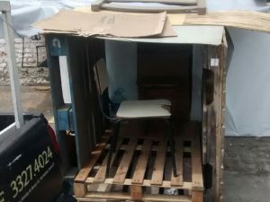 Casas improvisadas nas calçadas de Santos
