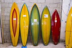 Colecionador de pranchas e caçador de histórias, surfista sonha em montar museu